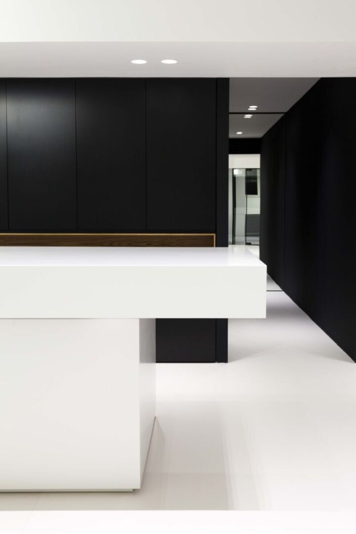 Sophisticated lighting strategy in office areas. Sophisticated lighting strategy in office areas.