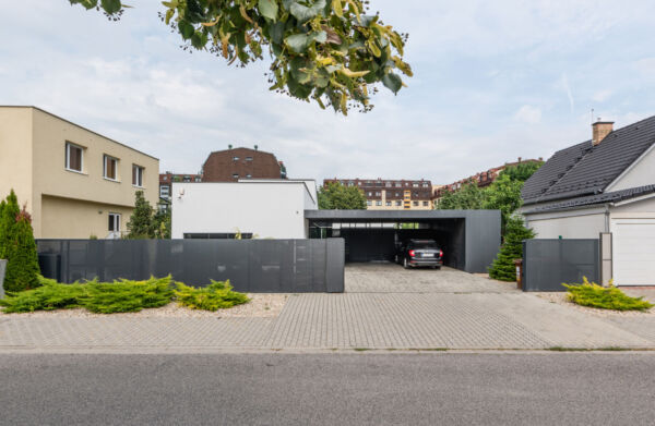 Unique architectural elements of MHL House by AT26 architects.