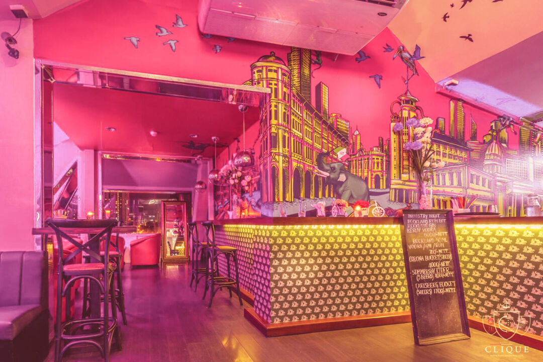 Clique Lounge Bar: a blend of nightlife and fine dining.
