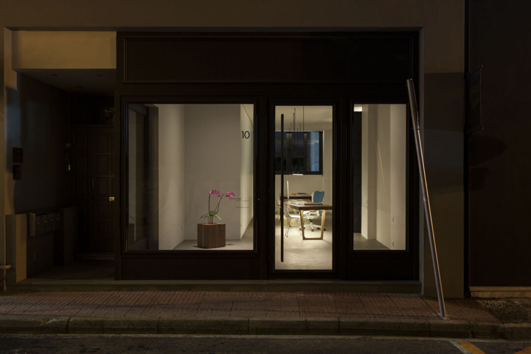 A serene workspace blending creativity and functionality in 54 sq.m. A serene workspace blending creativity and functionality in 54 sq.m.