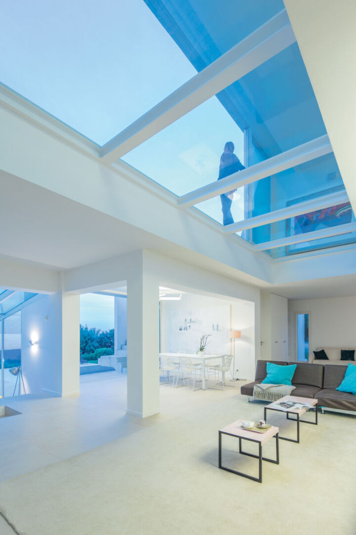 The interior offers a harmonious open-plan layout. The interior offers a harmonious open-plan layout.