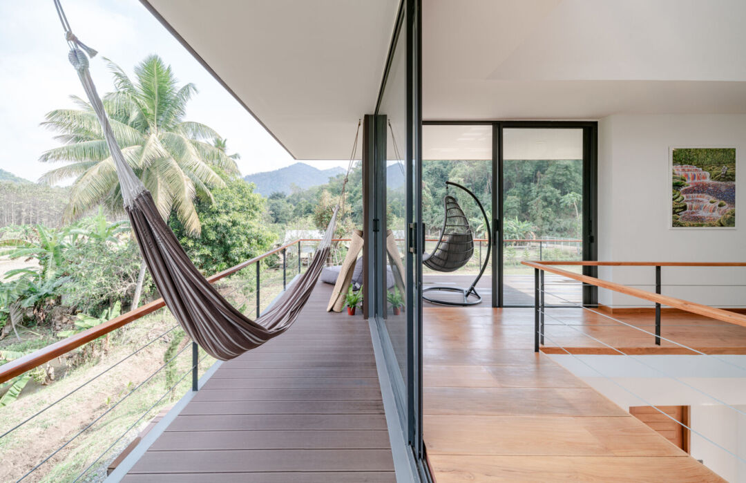 Overlapping terrace and jacuzzi on the second floor. Overlapping terrace and jacuzzi on the second floor.