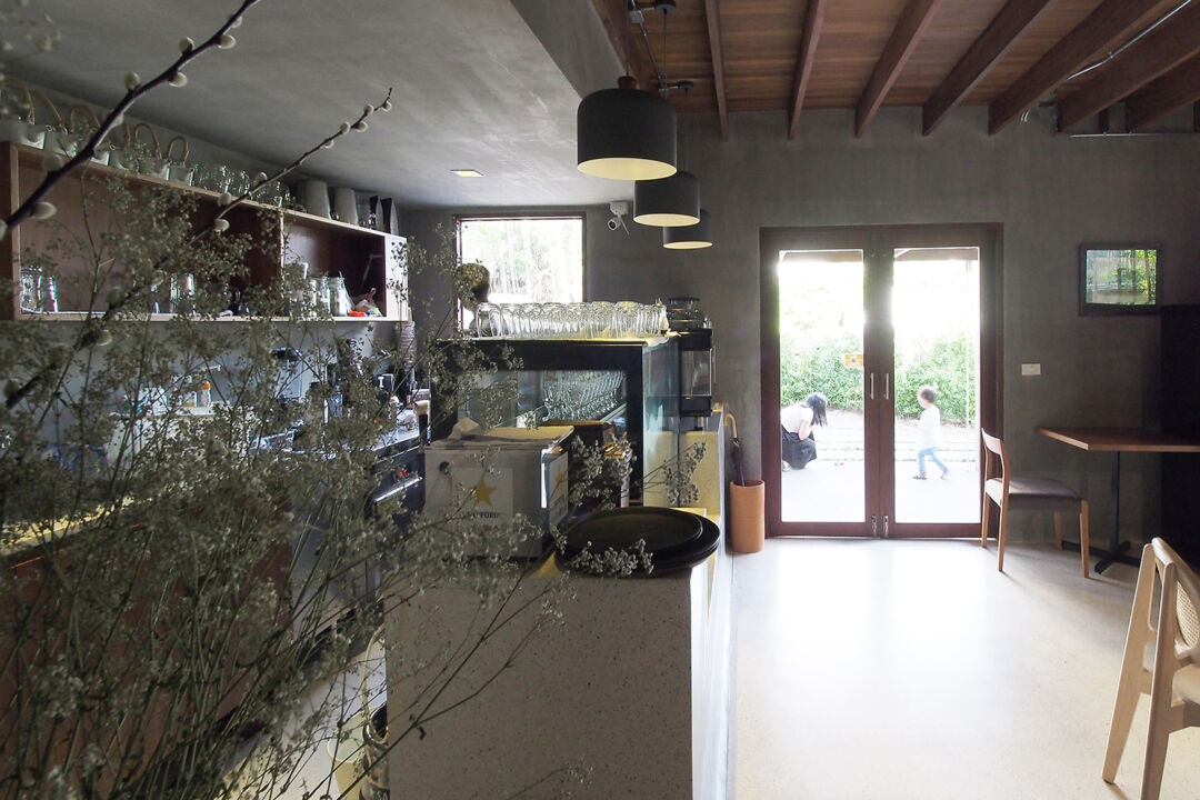 Diners enjoying meals surrounded by lush greenery. Diners enjoying meals surrounded by lush greenery.