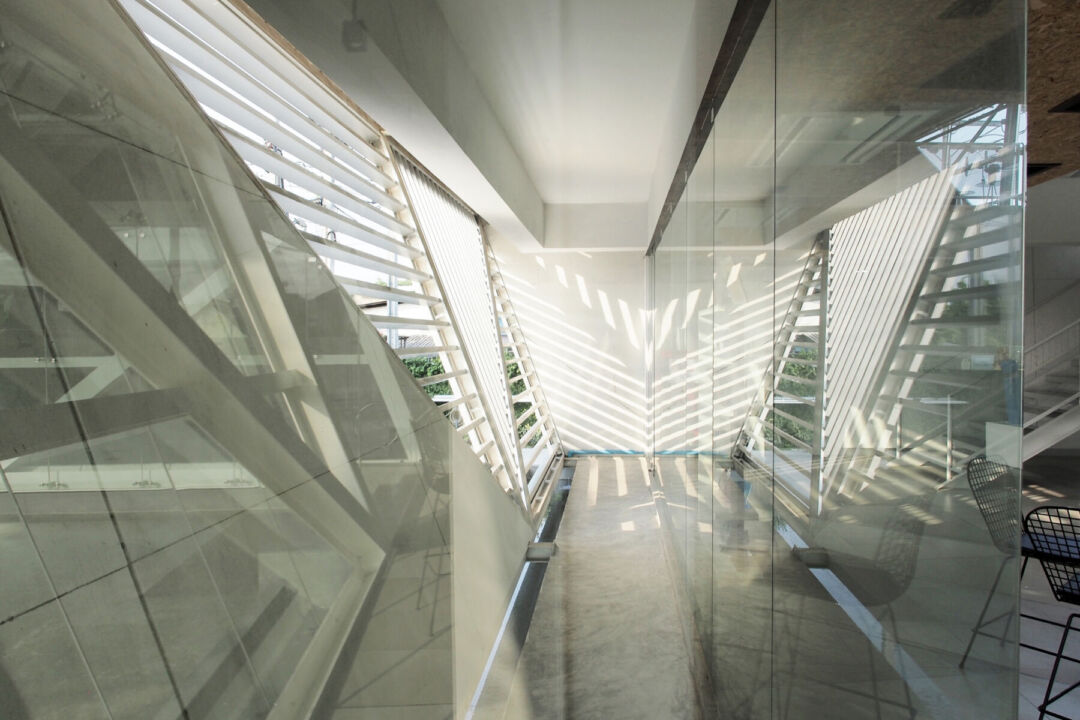 Cantilevered office floors extend impressively from the main structure. Cantilevered office floors extend impressively from the main structure.