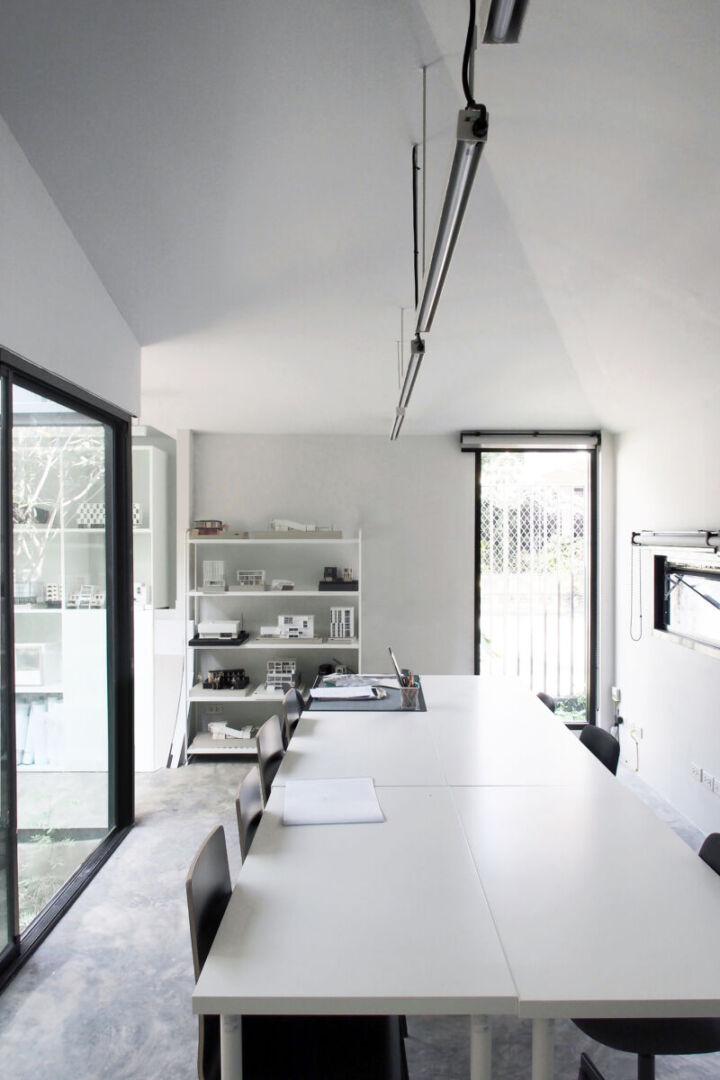Innovative workspace with a central green courtyard. Innovative workspace with a central green courtyard.