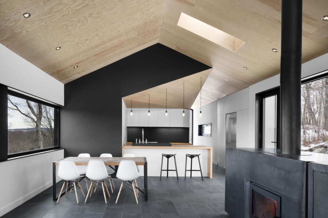 Kitchen integrated into the central volume for functionality. Kitchen integrated into the central volume for functionality.