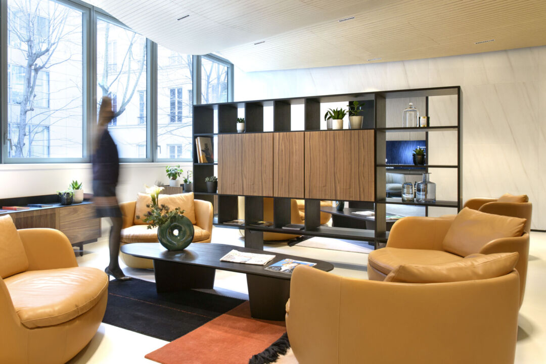 Artistic elements blending warmth and sophistication inside. Artistic elements blending warmth and sophistication inside.