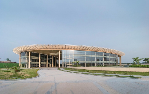 Shaded campus spaces enhance ventilation for Kolkata’s humid climate. Shaded campus spaces enhance ventilation for Kolkata