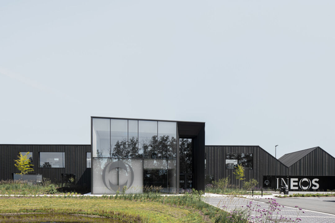 Flexible meeting hub promotes team creativity. Flexible meeting hub promotes team creativity.