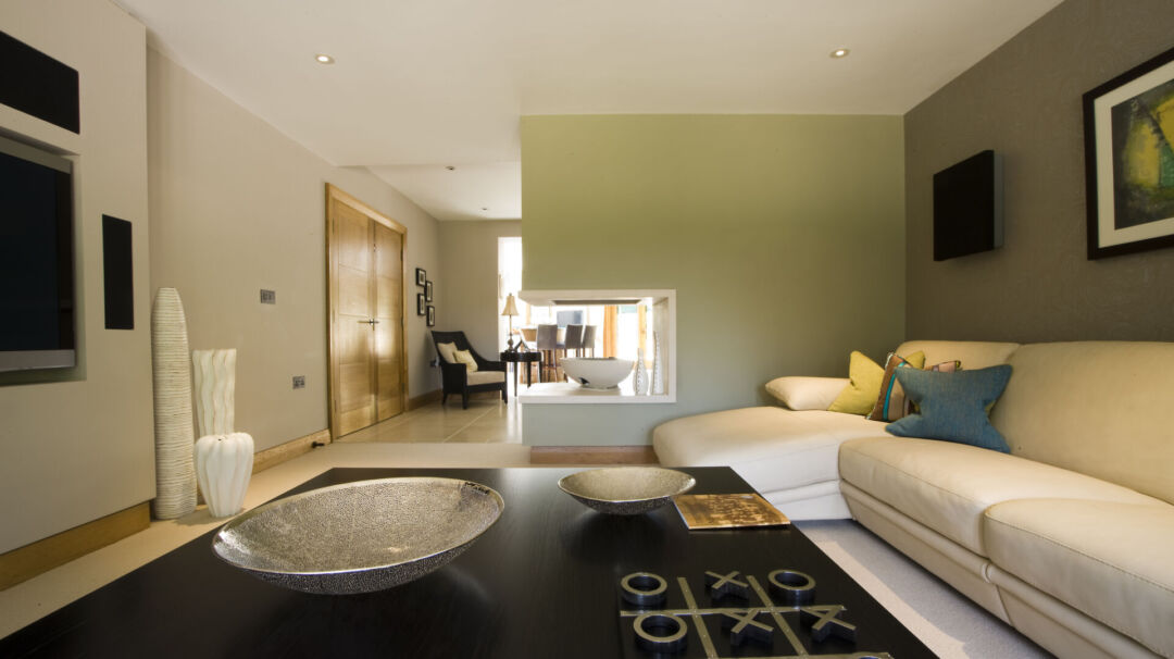 First-floor snooker room with panoramic garden views. First-floor snooker room with panoramic garden views.