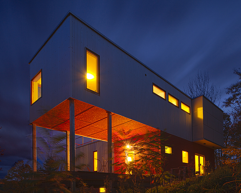 Innovative facade showcasing the Modern Modular House 2006. Innovative facade showcasing the Modern Modular House 2006.