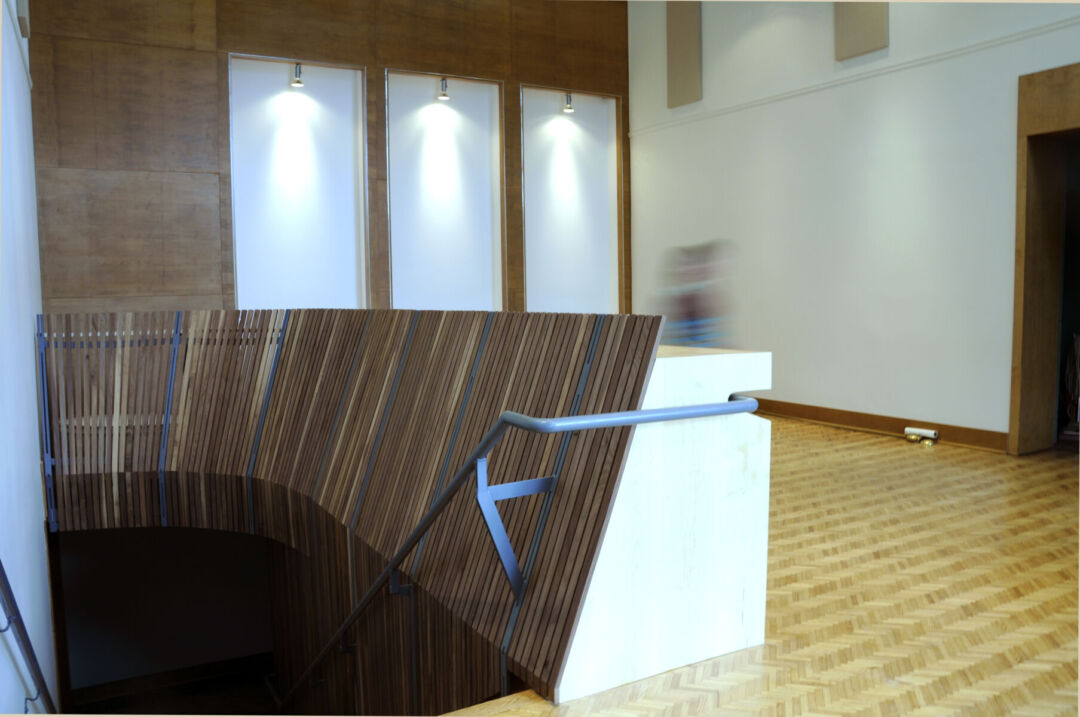 Unique rail design fosters interaction and connectivity in the lobby. Unique rail design fosters interaction and connectivity in the lobby.
