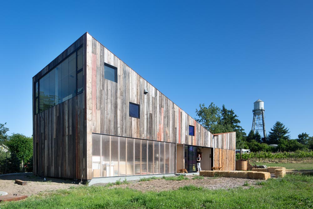 Inverted gable roof enhancing natural light in the studio. Inverted gable roof enhancing natural light in the studio.