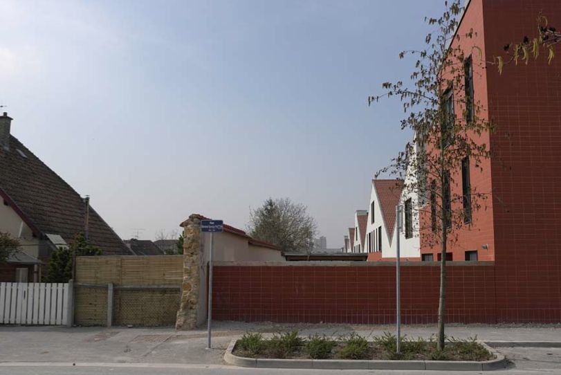 Private gardens integrated with ground-level apartments. Private gardens integrated with ground-level apartments.